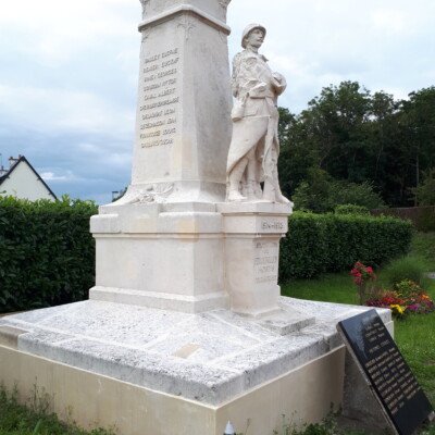 Monument aux morts de Feuguerolles-Bully, commémorant les soldats tombés lors des guerres mondiales.