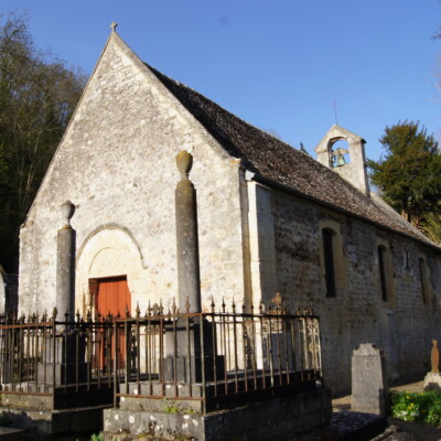 Église en pierre avec un clocher, entourée de tombes, située à Feuguerolles-Bully.