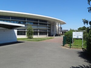 Entrée du collège Paul Verlaine à Feuguerolles-Bully, avec une architecture moderne et un espace vert.